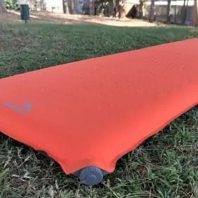 מזרון שטח על הדשא