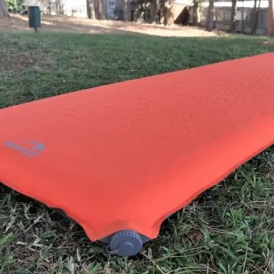 מזרון שטח מתקפל עם בד קטיפתי במצב פתוח