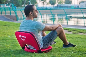 כסא אדום בפארק