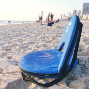 כסא ים מתקפל EZcamp בחוף הים