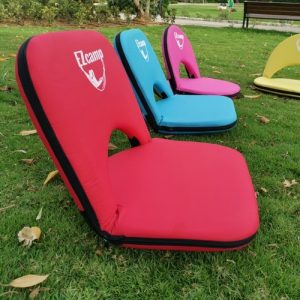 כיסאות פיקניק בפארק על הדשא